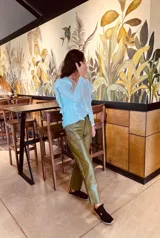 Pantalón slouchy de cuero ovino color verde oliva, corte mom fit con tiro semi alto y tajos inferiores.