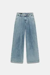 Jeans de tiro medio con pernera ancha, diseño wide leg y pinzas delanteras. Cuenta con bolsillos frontales, bolsillos traseros de plastrón y cierre frontal con cremallera y botón.
