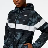 Campera deportiva New Balance Accelerate para mujer, con capucha, cierre frontal completo y diseño con estampado camuflado en tonos grises y negros, con una franja horizontal blanca en el pecho.