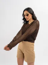 Buzo de lurex marrón con tejido calado y diseño de manga larga.