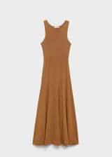 Vestido largo de tejido de punto fino color tostado, sin mangas, con cuello redondo, tirantes anchos y diseño evasé.