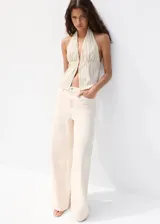 Top halter de color beige con rayas finas, escote en V pronunciado, diseño sin mangas y cintura fruncida con ajuste delantero.