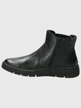 Bota tipo Chelsea de cuero negro, con paneles laterales elásticos y suela de goma flexible con costura vista en el borde.