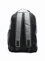 Mochila negra de poliéster con un compartimento principal grande con cierre, un compartimento frontal pequeño con cierre y un bolsillo lateral abierto con elástico.