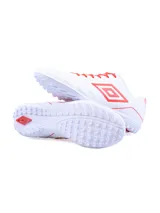 Championes de fútbol Umbro modelo Classico III TF, diseñados para césped sintético. Presentan un diseño en color blanco con detalles en verde neón en el logo lateral, interior y suela.