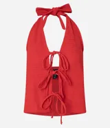 Vestido midi rojo, con textura plisada o arrugada, escote halter en V y detalle de amarras ajustables en el centro del busto que generan una abertura frontal. La falda presenta un fruncido lateral y una abertura alta.