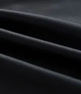 Campera estilo biker confeccionada en poliuretano con base de viscosa, forrada en poliéster. Presenta cuello con solapas, cierre frontal con cremallera metálica, bolsillos laterales con cierre y detalles de botones a presión.