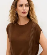 Blusa de manga corta con diseño recto y cuello redondo. Presenta detalles de pespuntes verticales en contraste en el frente y un acabado sin sisa.