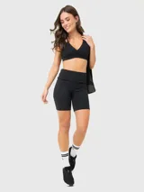 Short deportivo negro de tiro alto con pretina ancha que permite doblarse.