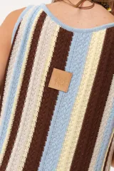 Vestido tejido de punto a rayas verticales en tonos marrón, beige, amarillo y celeste.