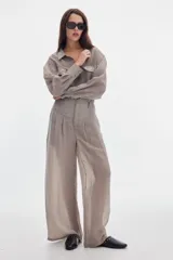 Pantalón wide leg de tacto de seda, color gris, con cintura ajustada, pierna ancha, pinzas delanteras, bolsillos ojal en la espalda y corte a la cadera.