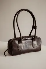 Cartera estilo baguette de cuero color marrón, con doble asa de hombro y cierre de cremallera. Hecha a mano en Uruguay.