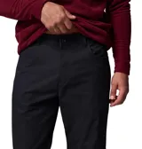 Pantalón de corte recto y estilo casual, color negro, con bolsillos laterales y cierre frontal.