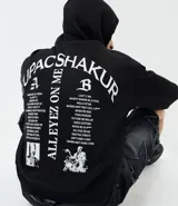 Hoodie negro de corte holgado con capucha y bolsillo frontal tipo canguro. Presenta una estampa fotográfica de Tupac Shakur en el pecho con el texto 'Tupac' y 'All Eyez On Me'.