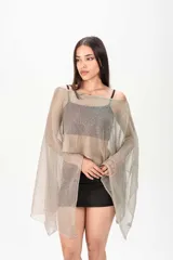 Poncho negro de tejido traslúcido con brillo sutil, mangas amplias y caída asimétrica.