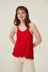 Musculosa roja de punto canale con breteles finos, corte holgado y escote cuadrado.