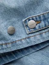 Sobrecamisa de denim manga larga de Jack & Jones modelo Cambridge, color celeste, con bolsillos frontales aplicados y cierre de botones metálicos a presión.
