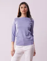 Buzo color rosa de tejido combinado con detalle de botones en las mangas y cuello redondo.