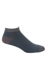 Calcetines tobilleros grises con talón y puntera en color marrón.