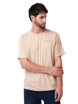 Remera de manga corta y cuello redondo, color beige, con logo de la marca estampado en el pecho y etiqueta en el dobladillo.