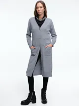 Cardigan largo de Absolut Cashmere con cierre frontal de botones, bolsillos laterales y mangas largas. Presenta un diseño de silueta relajada y tejido suave.
