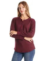 Buzo de tejido fino con escote henley y cierre de botones. Presenta detalles acanalados en hombros, puños y ruedo, con una silueta cómoda y terminación redondeada en la parte inferior.