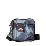 Morral pequeño tipo bandolera con estampado de camuflaje montañoso en tonos grises y negros. Cuenta con un compartimento principal con cierre, un bolsillo frontal con solapa y correa ajustable de hombro.