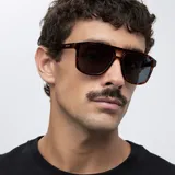 Lentes de sol con montura aviador oversized de carey y doble puente. Lentes de nylon color negro con protección UV400. Patillas de propionato de celulosa.