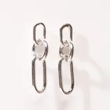 Aros colgantes plateados con eslabones de cadena.