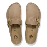 Zuecos tipo mocasín de gamuza color marrón tabaco, con detalle de hebilla metálica dorada ajustable en el empeine. Presentan una suela de corcho característica y base de goma negra antideslizante.