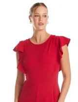 Enterito de crepe liviano color rojo, con cuello a la base, mangas cortas con volados y silueta de pierna ancha tipo palazzo. Cuenta con bolsillos laterales invisibles y cierre posterior.