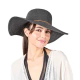 Sombrero de ala ancha color negro con detalle de cinta marrón.