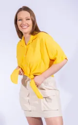 Minifalda color beige con bolsillos tipo cargo y cintura elastizada con cordón ajustable.