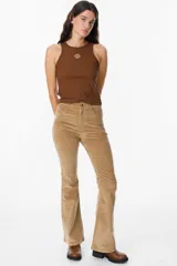 Pantalón de jean tipo pana color negro, de corte acampanado y tiro medio, con cierre frontal y bolsillos laterales.