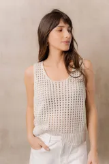 Chaleco tejido calado color beige, con escote redondo, breteles anchos y calce relajado, confeccionado con terminación en rib en el ruedo.