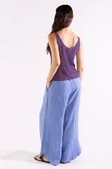 Musculosa de punto canalé con mezcla de viscosa e hilos metálicos Lurex, de escote bote y diseño sin mangas.