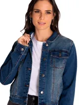 Chaqueta de denim azul con cierre frontal de botones metálicos, bolsillos superiores con solapa y bolsillos laterales. Presenta costuras reforzadas y puños con botones.