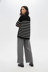 Saco de viscosa holgado con estampado de rayas horizontales blancas y negras, cuello solapa y manga larga.