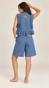 Short de denim azul de corte holgado, con bolsillos traseros ojal y detalle de etiqueta de cuerina con la marca.