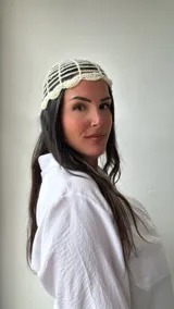 Gorro tipo vincha de crochet color crudo con diseño de red.