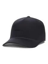 Gorra deportiva Under Armour de copa alta con panel frontal estructurado. Presenta un diseño anatómico sin costuras, perforaciones láser para ventilación y logo de la marca en relieve en el frente. Incluye cierre ajustable con broche.