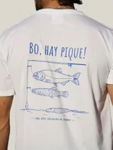 Remera blanca de manga corta con estampa en la espalda en color azul que incluye la frase 'Bo, hay pique!' y dibujos de peces y una caña de pescar.