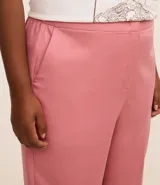 Pantalón de sastrería modelo carrot, color rosado, con corte holgado en la cadera que se afina hacia el tobillo. Presenta cintura alta, bolsillos laterales y terminación con dobladillo en el bajo.