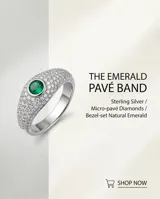 Anillo de plata de diseño abombado, totalmente pavimentado con pequeñas circonitas y engastado con una piedra central redonda de color verde brillante.