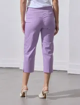 Pantalón capri de gabardina elastizada color beige, marca Zac & Reachel. Pretina ancha elastizada. Delantera y trasera con bolsillos simulados.