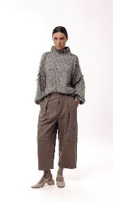 Sweater de punto grueso con cuello alto, diseño de hombros caídos y mangas amplias con puños acanalados.