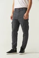 Pantalón cargo gris para hombre, de corte regular, con bolsillos laterales y traseros con solapa, pasacinto y logo metálico. Confeccionado en algodón y spandex.