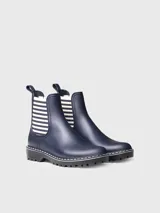 Botas de agua de caña baja color bordó, con elásticos laterales a rayas en tonos burdeos, beige y marrón. Cuenta con suela dentada negra, costuras blancas decorativas en el borde y presilla trasera para facilitar el calce.