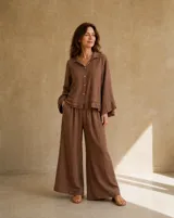 Pantalón de lino color marrón tostado, de corte wide leg, con cintura elástica y bolsillos laterales.