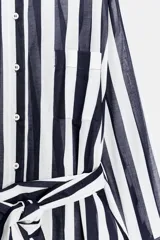 Camisa de algodón ZW Collection con estampado de rayas verticales en azul marino y blanco, cuello solapa, manga larga, cierre frontal con botones y cinturón ajustable del mismo tejido con lazo.